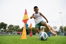 凯迪拉克F1新赛季阵容公布，中国车手周冠宇入队